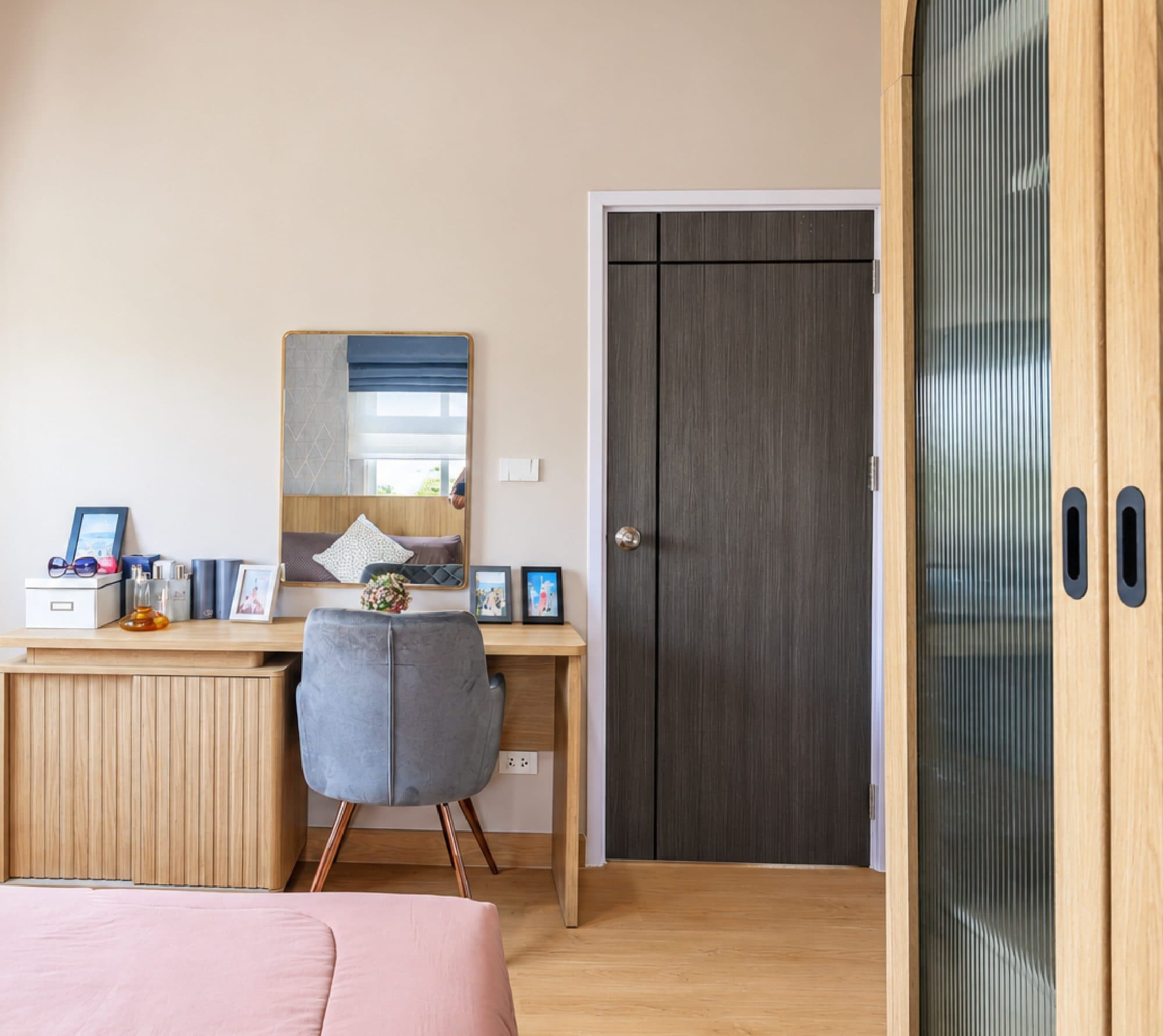 A desk and mirror in the bedroom.