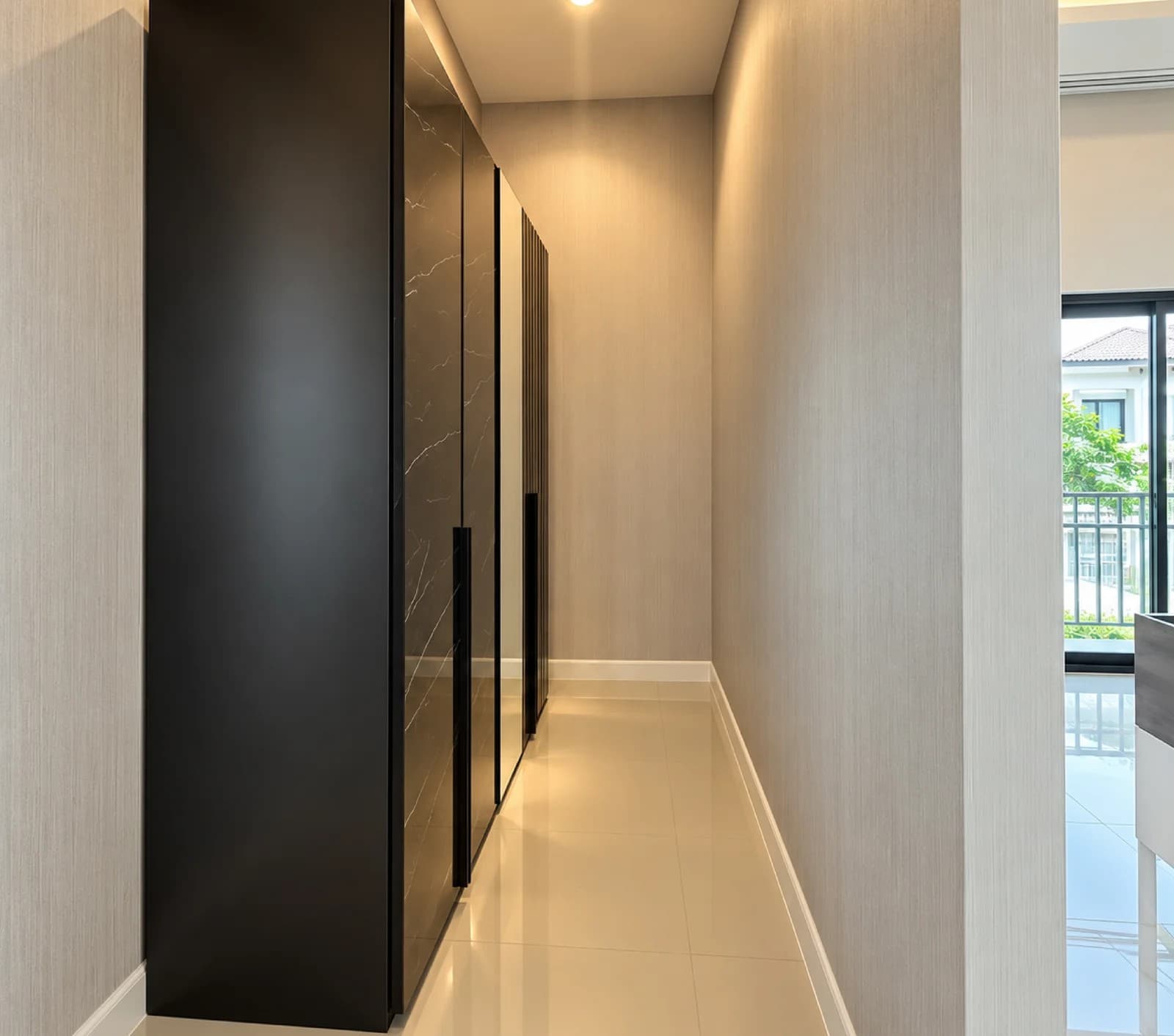 Walk-in Closet Type B ตู้เสื้อผ้าสีเข้มเต็มผนัง